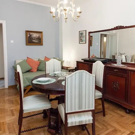 Beautiful Retro Apt In Koukaki Athens